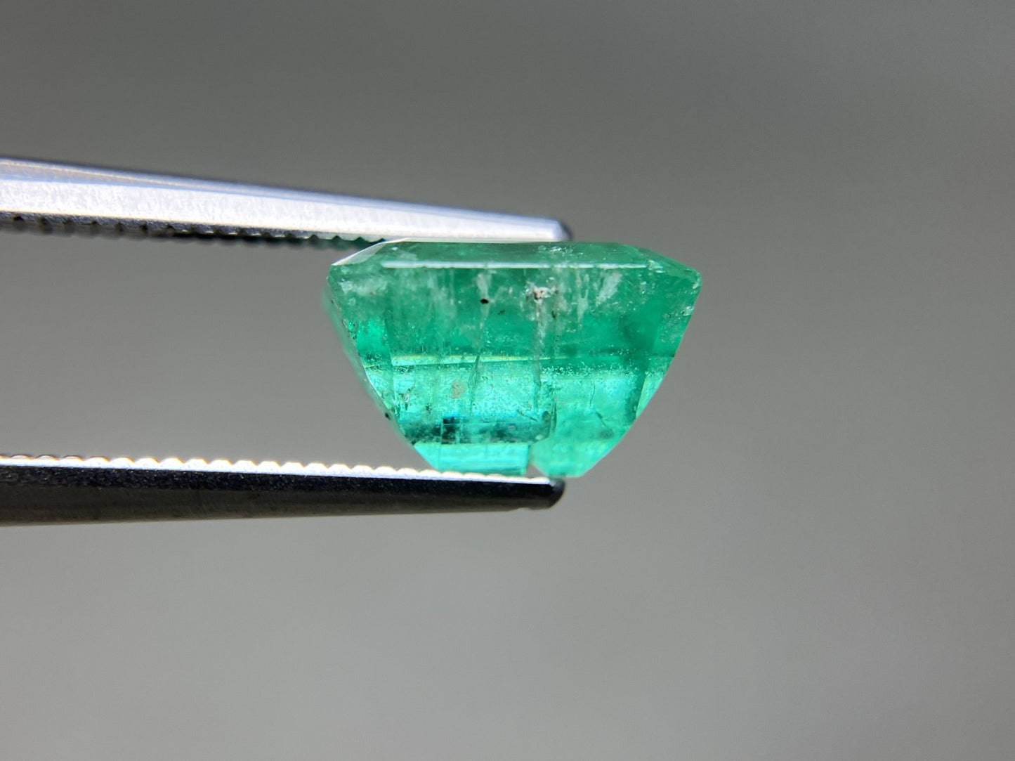 エメラルド 天然 3.635ct 中央宝石ソーティング付き 9.79㎜×8.84㎜×6.25㎜ ルース（ 裸石 ） 7053YY