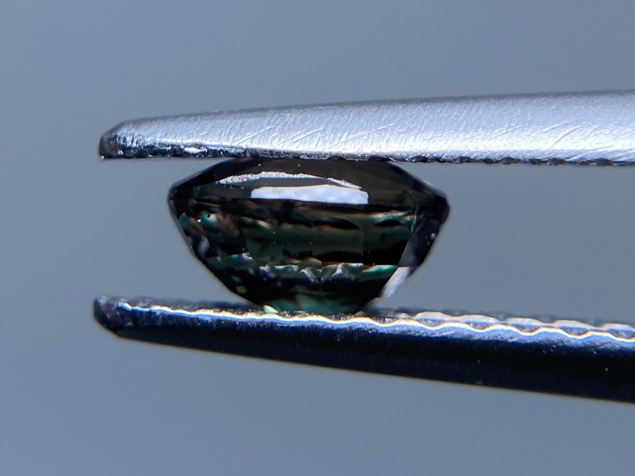アレキサンドライト  天然   0.64ct   スリランカ産 GIA鑑別書付き   5.48㎜×4.32㎜×3.13㎜   天然 ルース（ 裸石 ）  5419S