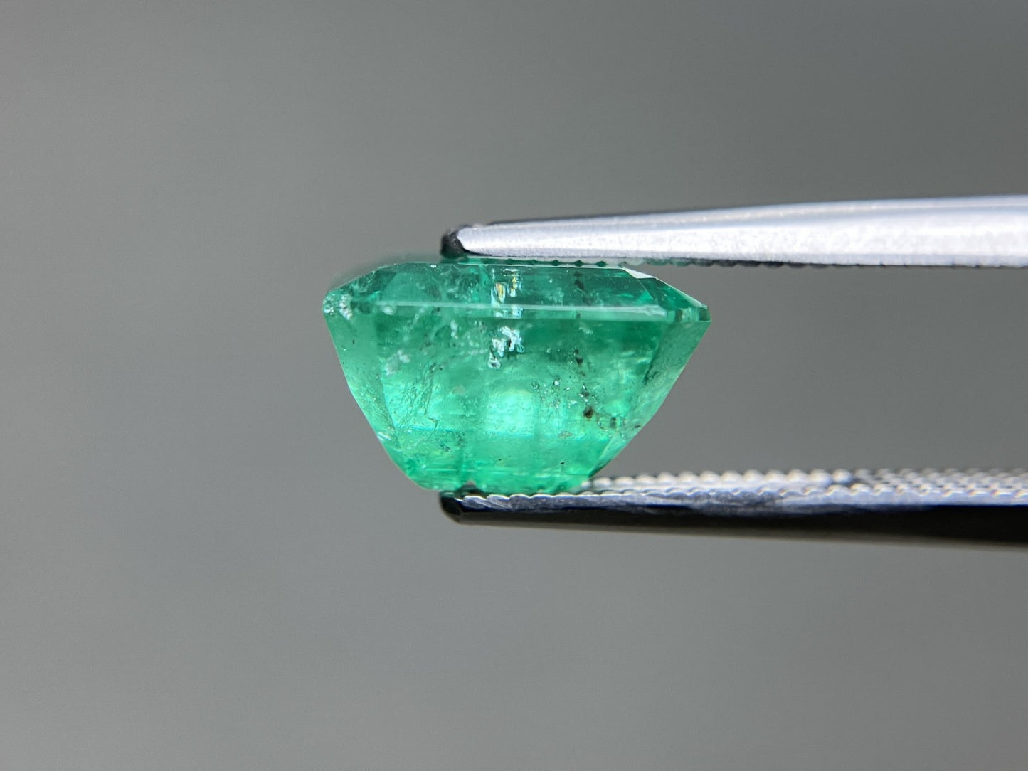 エメラルド 天然 3.635ct 中央宝石ソーティング付き 9.79㎜×8.84㎜×6.25㎜ ルース（ 裸石 ） 7053YY