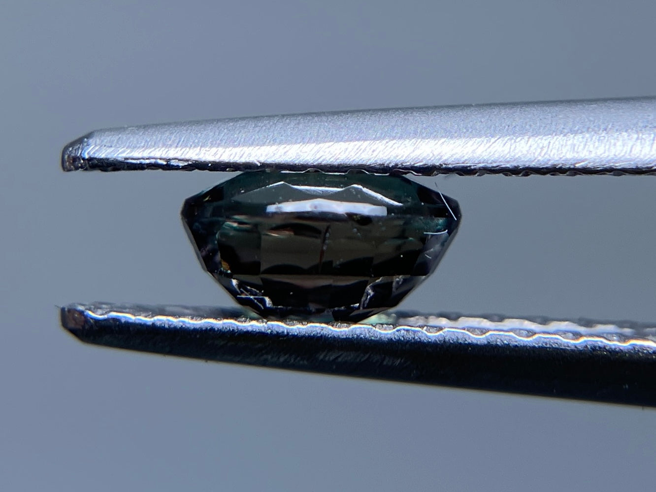 アレキサンドライト  天然   0.64ct   スリランカ産 GIA鑑別書付き   5.48㎜×4.32㎜×3.13㎜   天然 ルース（ 裸石 ）  5419S