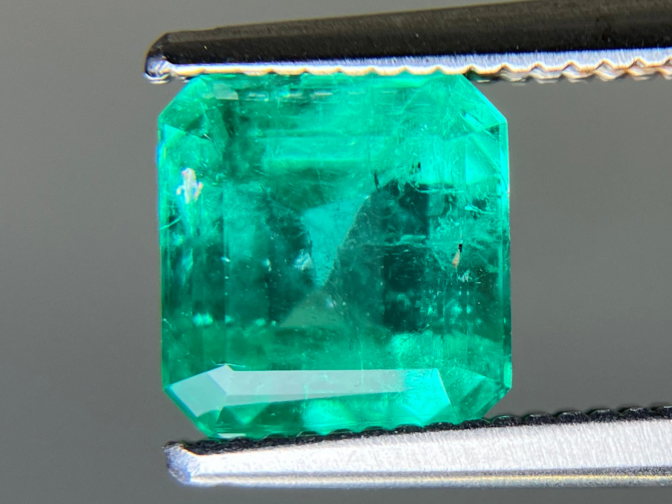 エメラルド 天然 1.461ct 中央宝石ソーティング付き 6.79㎜×6.39㎜×4.59㎜ ルース（ 裸石 ） 7062YY