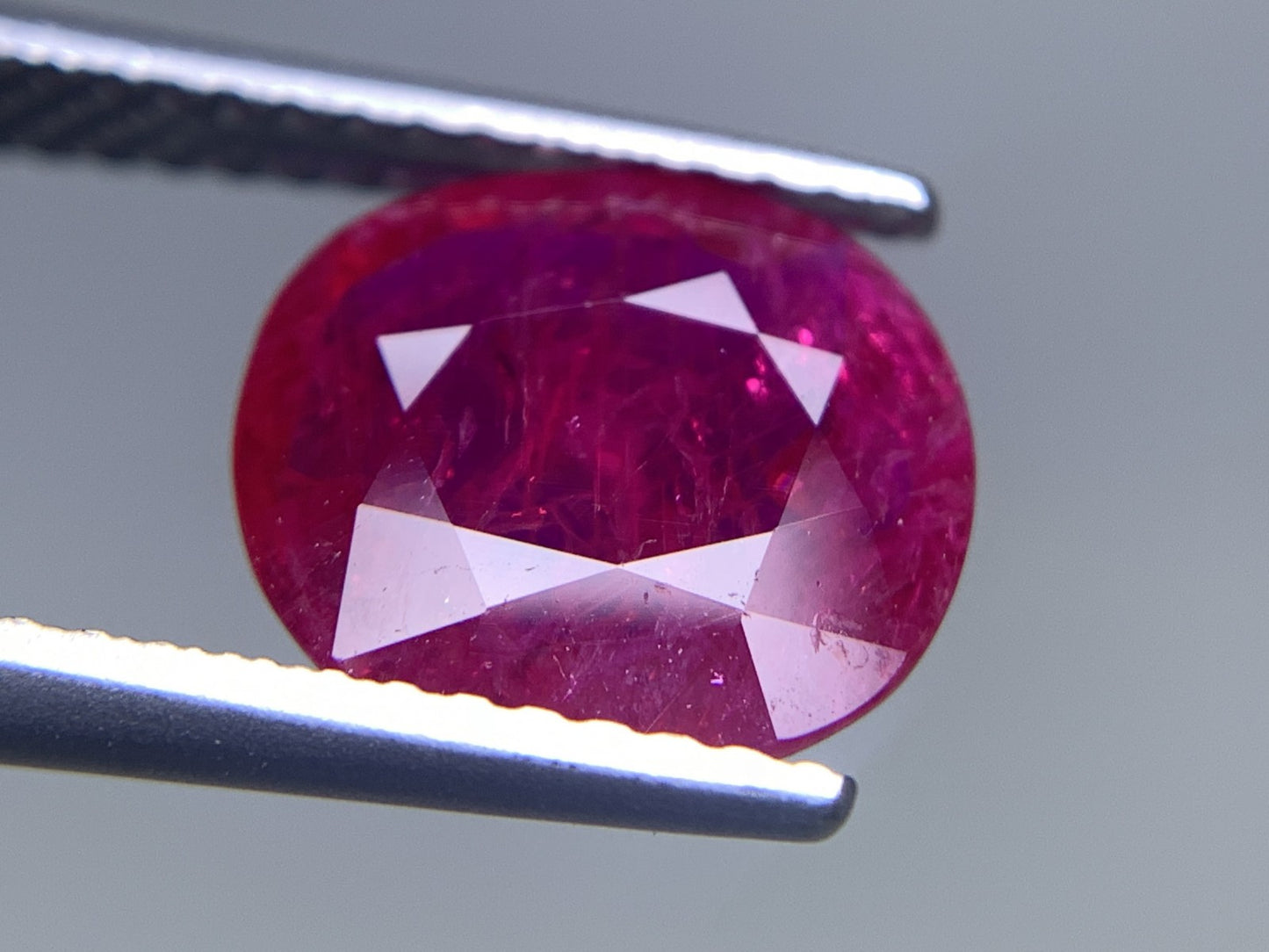 ルビー 天然  2.595ct  中央宝石ソーティング付き  9.67㎜×9.03㎜×3.09㎜  ルース（ 裸石 ） 5723Y