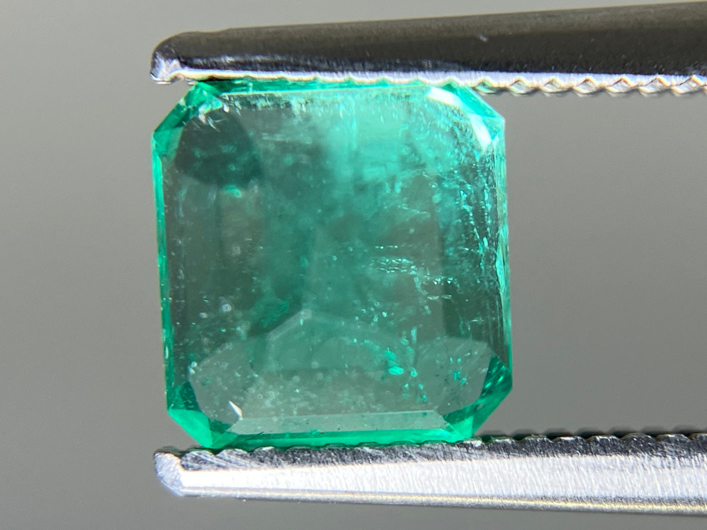 エメラルド 天然 1.461ct 中央宝石ソーティング付き 6.79㎜×6.39㎜×4.59㎜ ルース（ 裸石 ） 7062YY