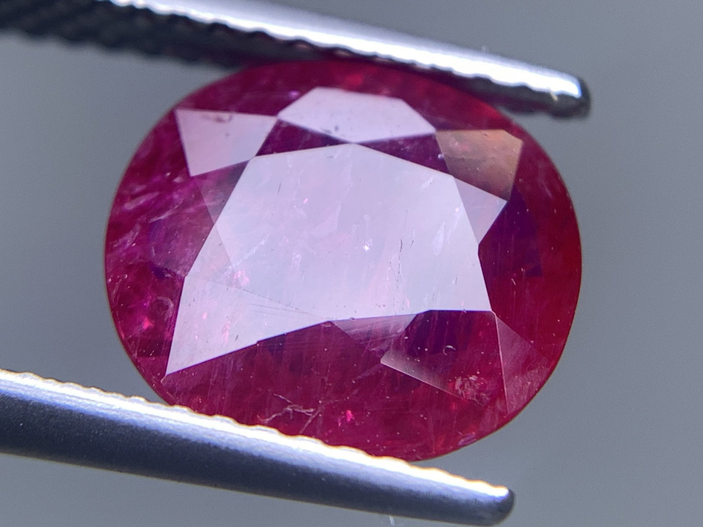 ルビー 天然  2.595ct  中央宝石ソーティング付き  9.67㎜×9.03㎜×3.09㎜  ルース（ 裸石 ） 5723Y