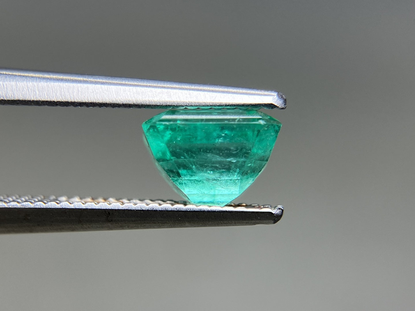 エメラルド 天然 1.461ct 中央宝石ソーティング付き 6.79㎜×6.39㎜×4.59㎜ ルース（ 裸石 ） 7062YY