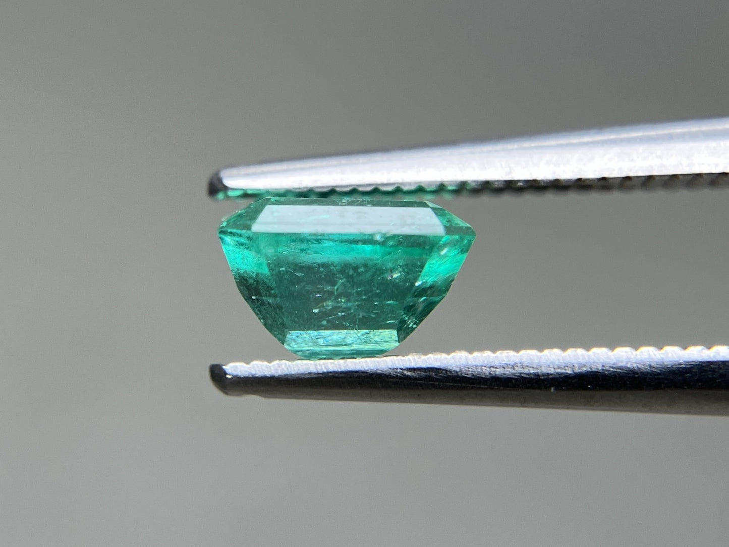エメラルド 天然 1.461ct 中央宝石ソーティング付き 6.79㎜×6.39㎜×4.59㎜ ルース（ 裸石 ） 7062YY