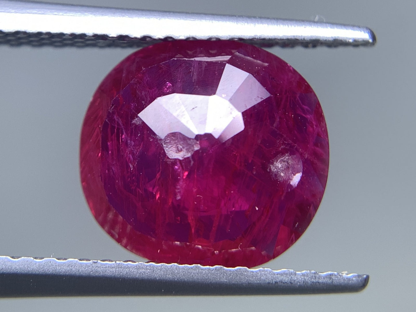 ルビー 天然  2.595ct  中央宝石ソーティング付き  9.67㎜×9.03㎜×3.09㎜  ルース（ 裸石 ） 5723Y