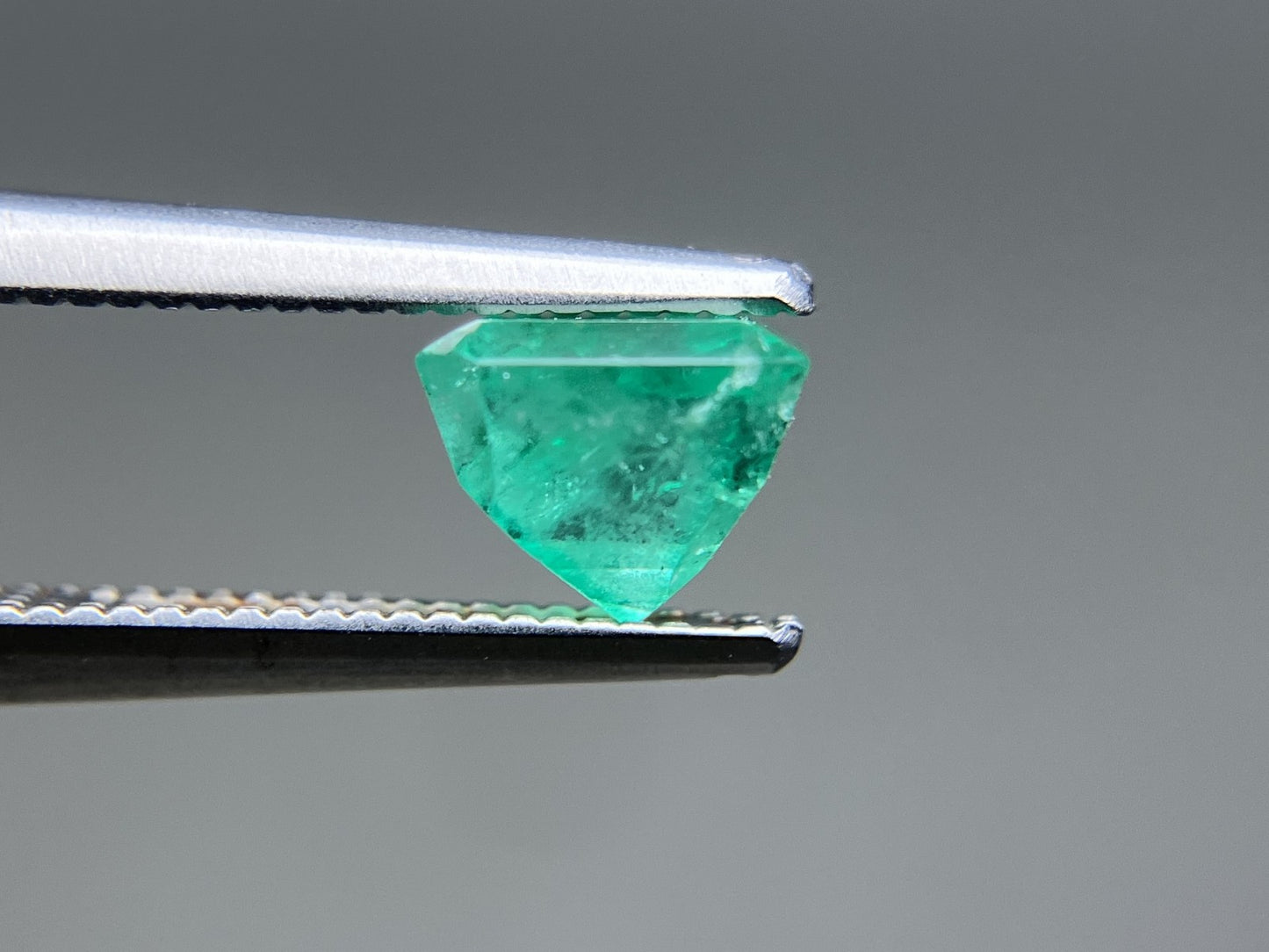 エメラルド 天然 1.092ct 中央宝石ソーティング付き 5.93㎜×5.62㎜×4.87㎜ ルース（ 裸石 ） 7055YY