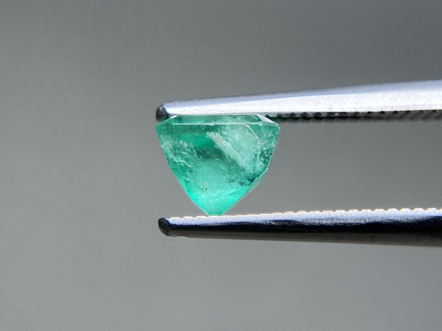 エメラルド 天然 1.092ct 中央宝石ソーティング付き 5.93㎜×5.62㎜×4.87㎜ ルース（ 裸石 ） 7055YY