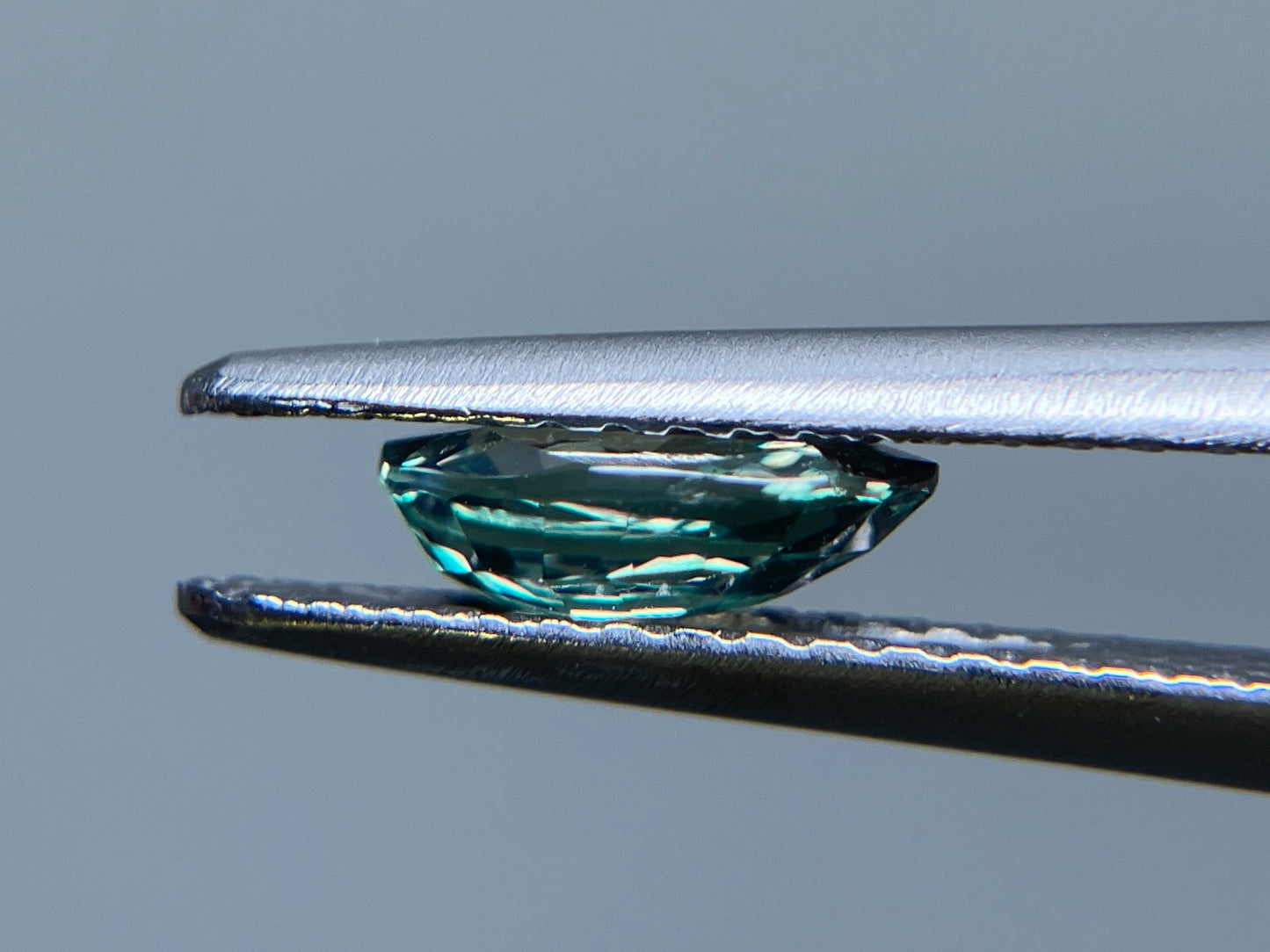 アレキサンドライト  天然   0.812ct   CGLソーティング付き   7.21㎜×4.81㎜×2.61㎜    天然 ルース（ 裸石 ）  5416S