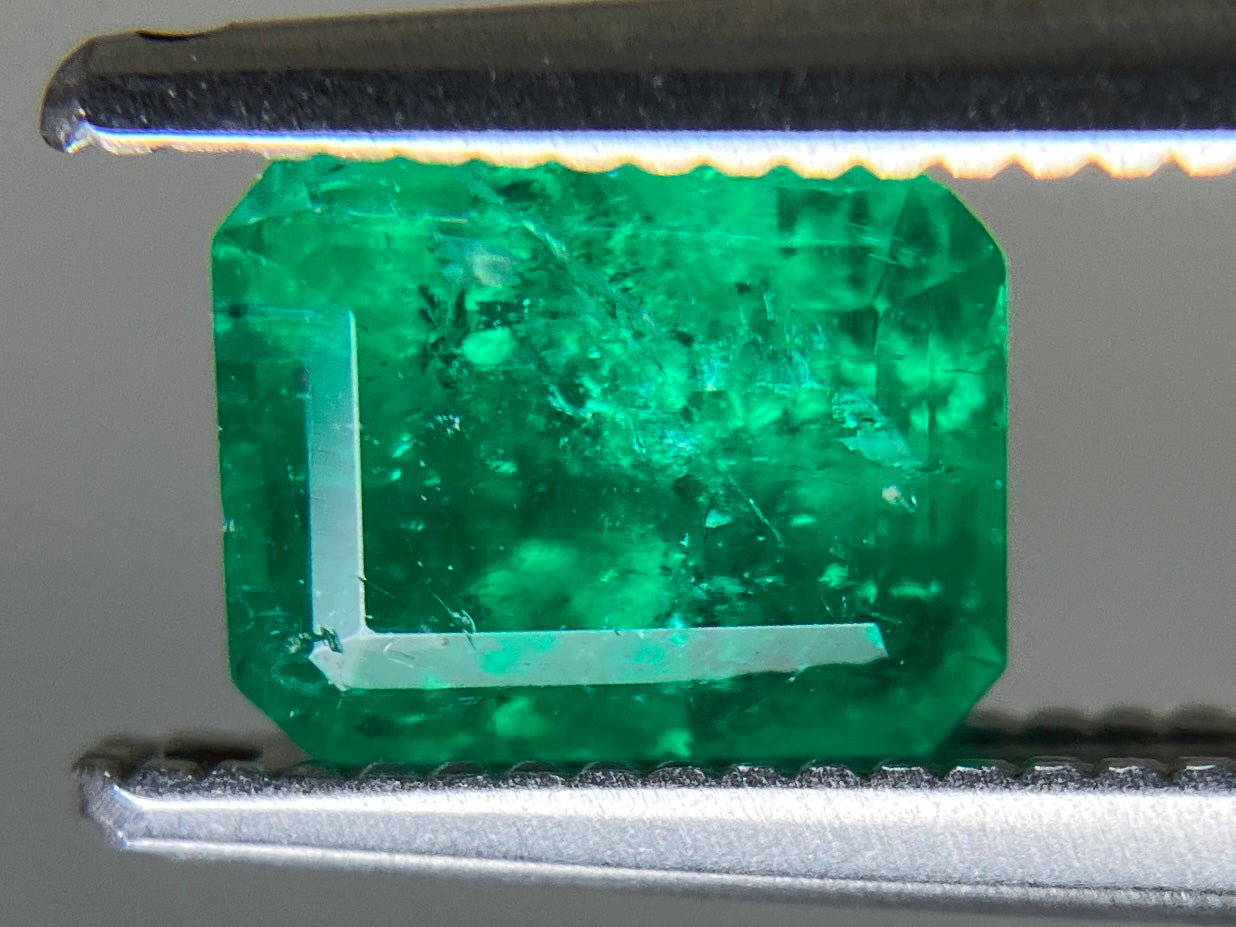 エメラルド 天然 0.961ct 中央宝石ソーティング付き 6.38㎜×5.04㎜×4.48㎜ ルース（ 裸石 ） 7050YY
