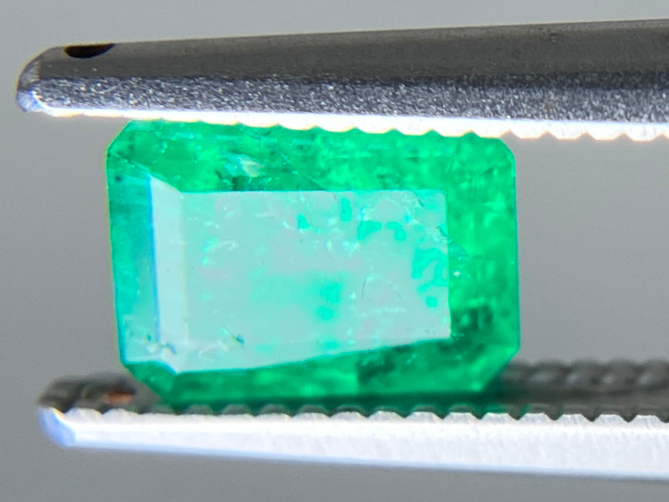 エメラルド 天然 0.961ct 中央宝石ソーティング付き 6.38㎜×5.04㎜×4.48㎜ ルース（ 裸石 ） 7050YY
