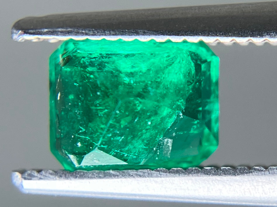 エメラルド 天然 0.961ct 中央宝石ソーティング付き 6.38㎜×5.04㎜×4.48㎜ ルース（ 裸石 ） 7050YY