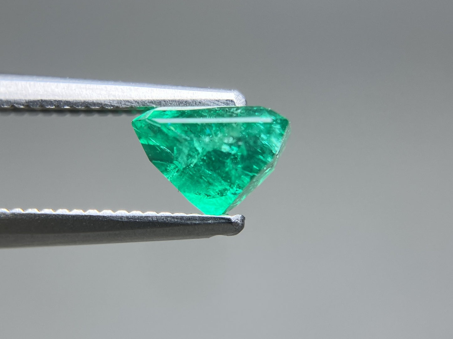 エメラルド 天然 0.961ct 中央宝石ソーティング付き 6.38㎜×5.04㎜×4.48㎜ ルース（ 裸石 ） 7050YY