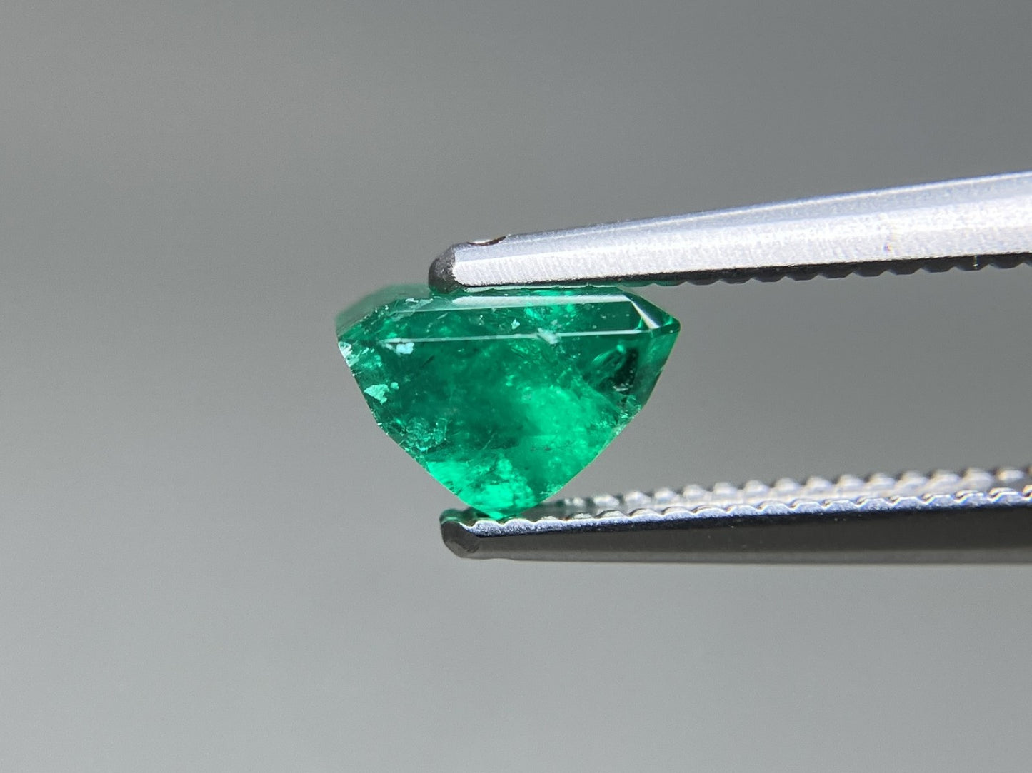 エメラルド 天然 0.961ct 中央宝石ソーティング付き 6.38㎜×5.04㎜×4.48㎜ ルース（ 裸石 ） 7050YY