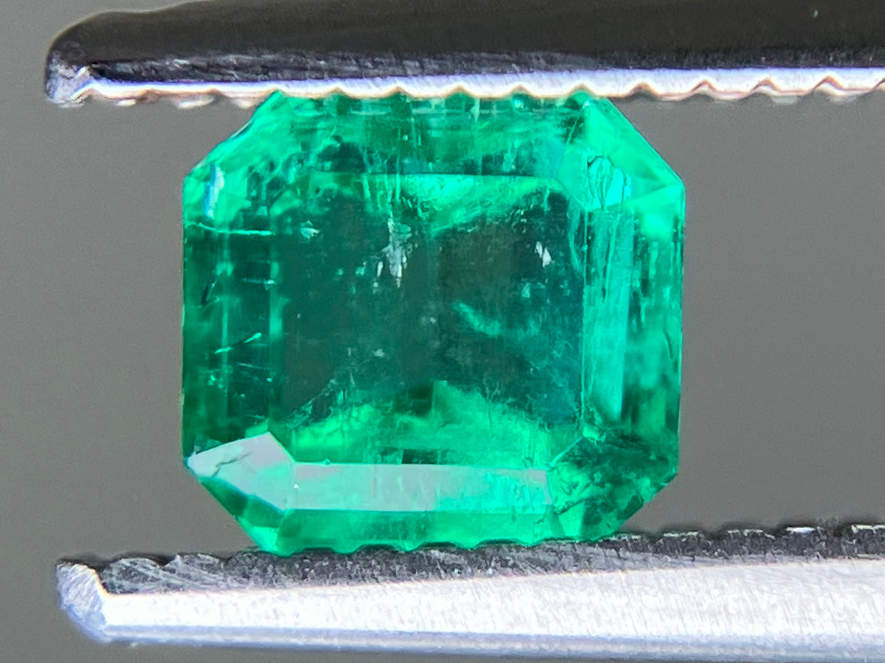 エメラルド 天然 0.610ct 中央宝石ソーティング付き 4.95㎜×4.73㎜×3.58㎜ ルース（ 裸石 ） 7078YY