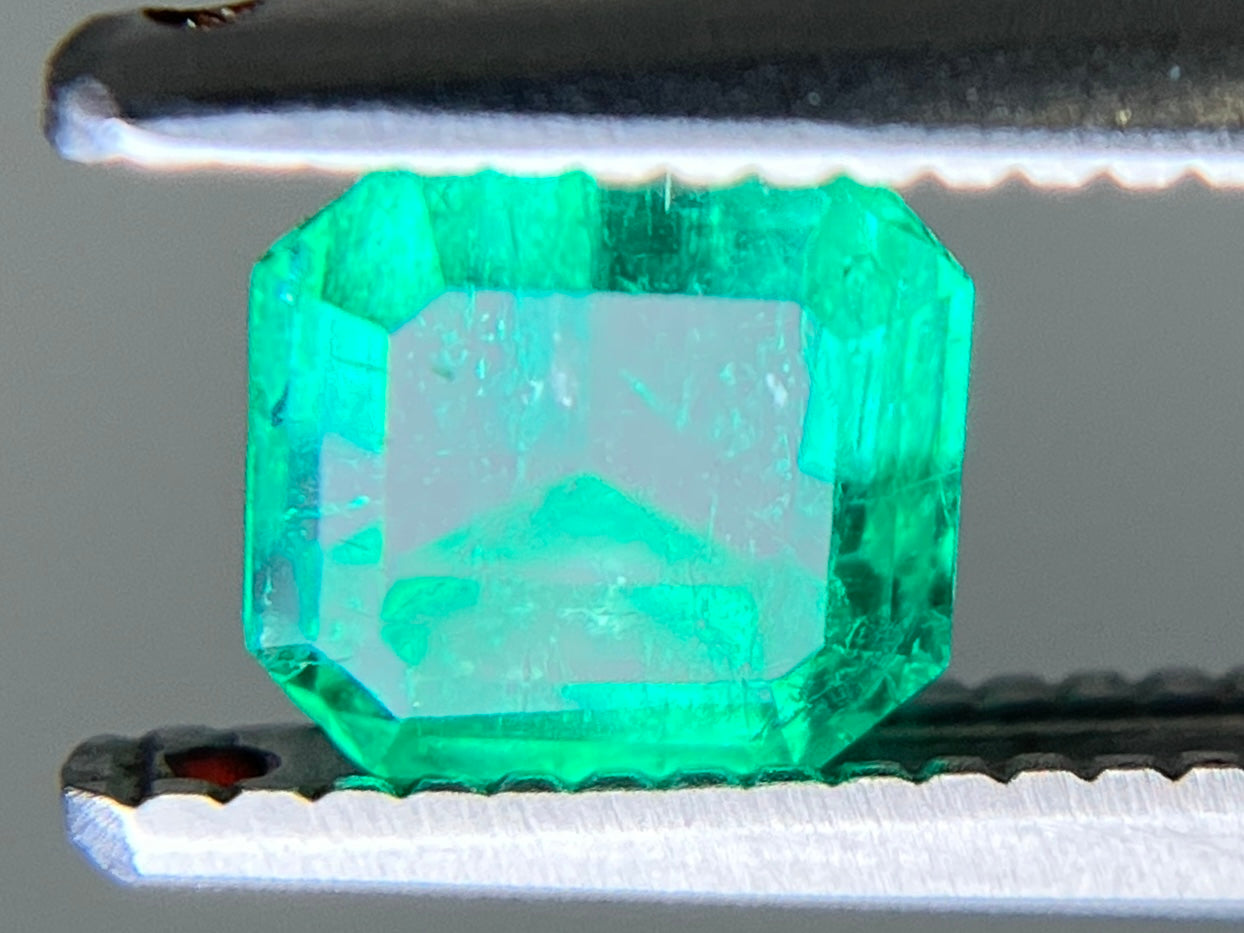 エメラルド 天然 0.610ct 中央宝石ソーティング付き 4.95㎜×4.73㎜×3.58㎜ ルース（ 裸石 ） 7078YY