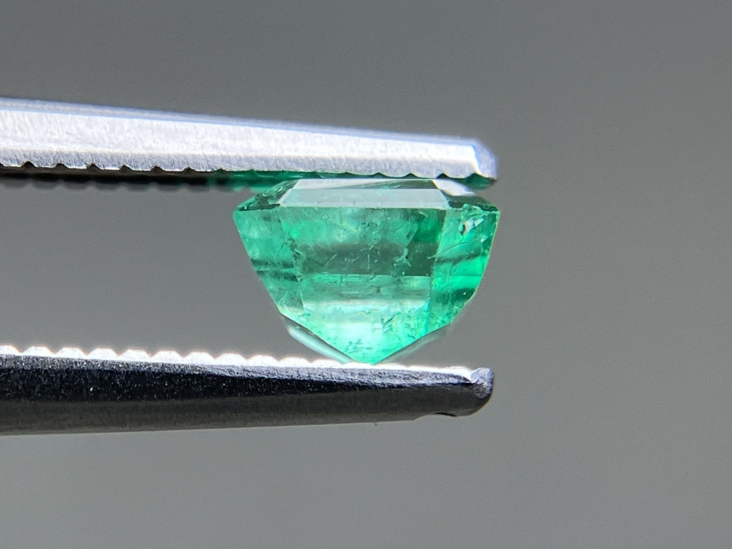 エメラルド 天然 0.610ct 中央宝石ソーティング付き 4.95㎜×4.73㎜×3.58㎜ ルース（ 裸石 ） 7078YY