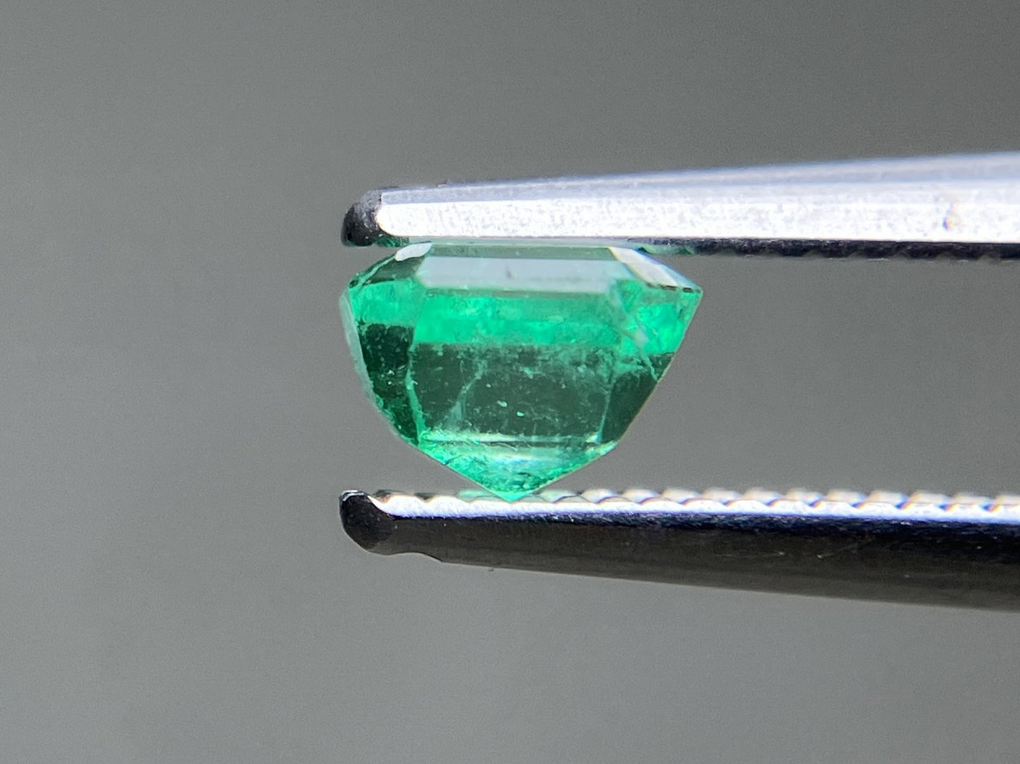 エメラルド 天然 0.610ct 中央宝石ソーティング付き 4.95㎜×4.73㎜×3.58㎜ ルース（ 裸石 ） 7078YY
