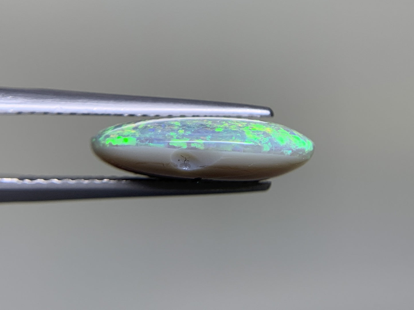 ブラックオパール 3.631ct  宝石ソーティング付き  14.9㎜×9.4㎜×4.3㎜  ルース（ 裸石 ） 1901Y