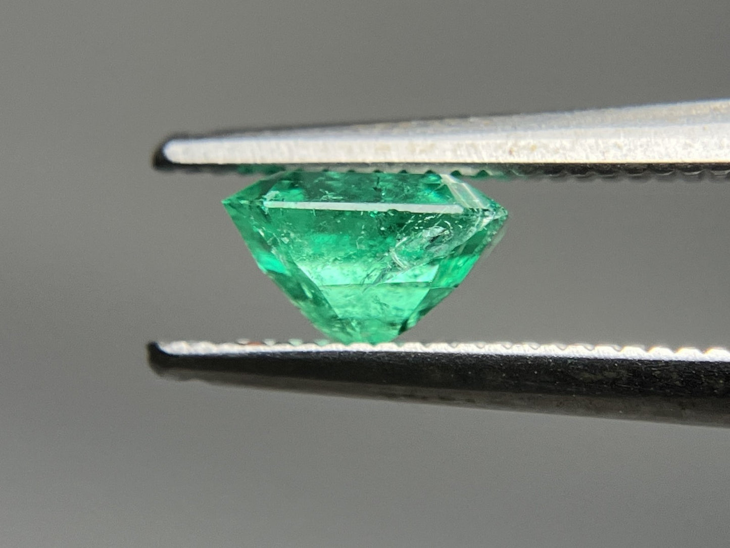 エメラルド 1.036ct 宝石ソーティング付き  6.2㎜×6.2㎜×3.7㎜  ルース（ 裸石 ） 4183YY