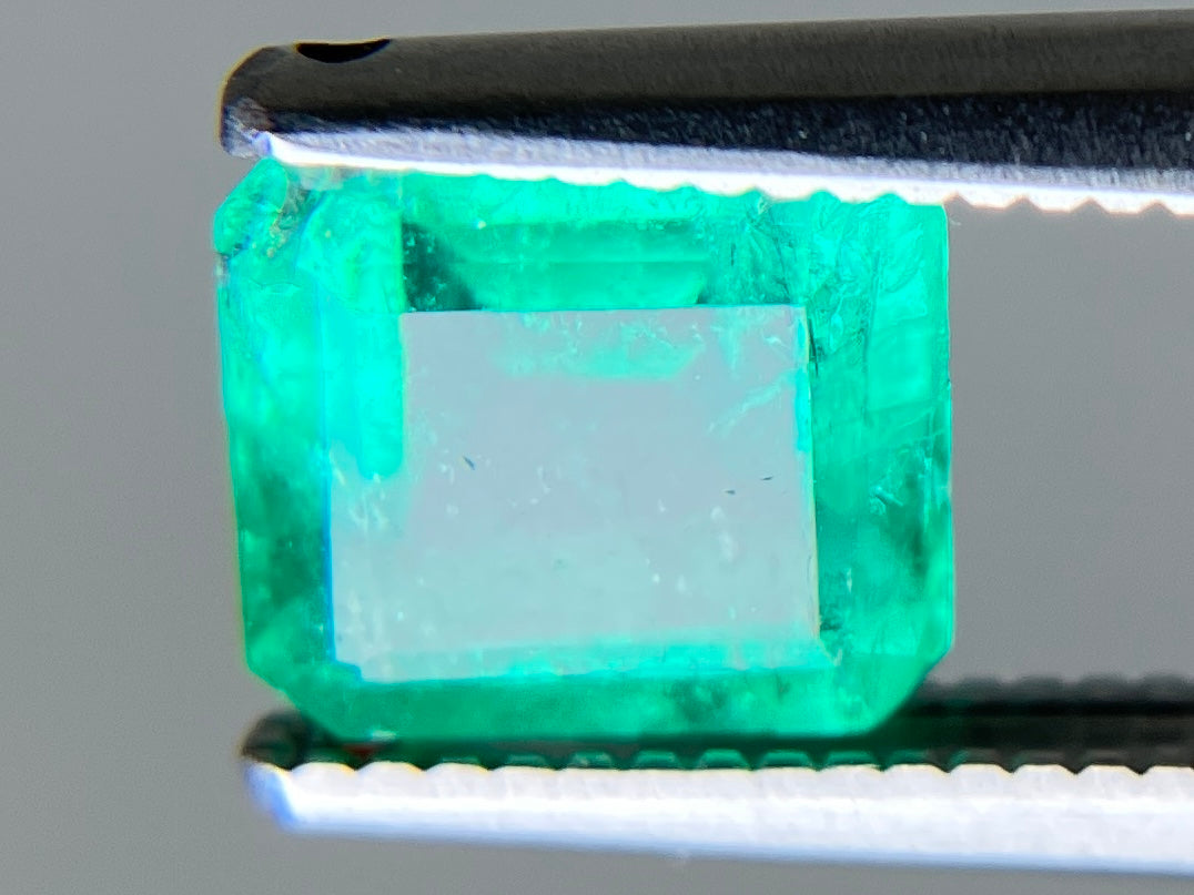 エメラルド 天然 1.118ct 中央宝石ソーティング付き 6.54㎜×5.86㎜×3.81㎜ ルース（ 裸石 ） 7110YY