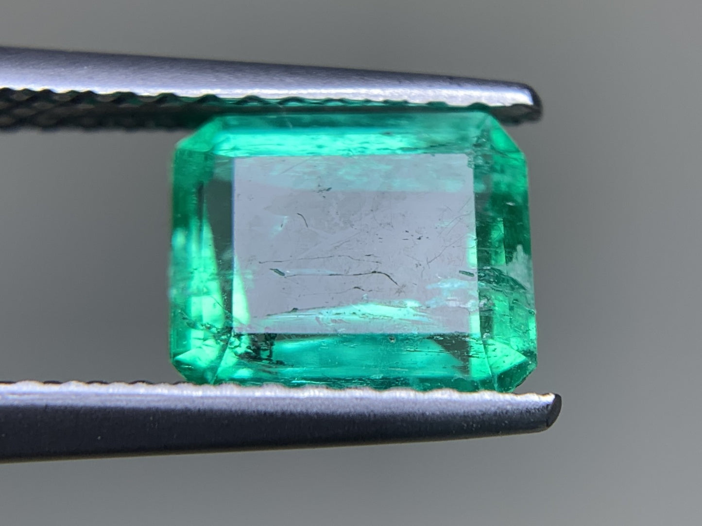 エメラルド  1.246ct  中央宝石ソーティング付き  7.46㎜×6.32㎜×3.41㎜  ルース（ 裸石 ） 3551Y