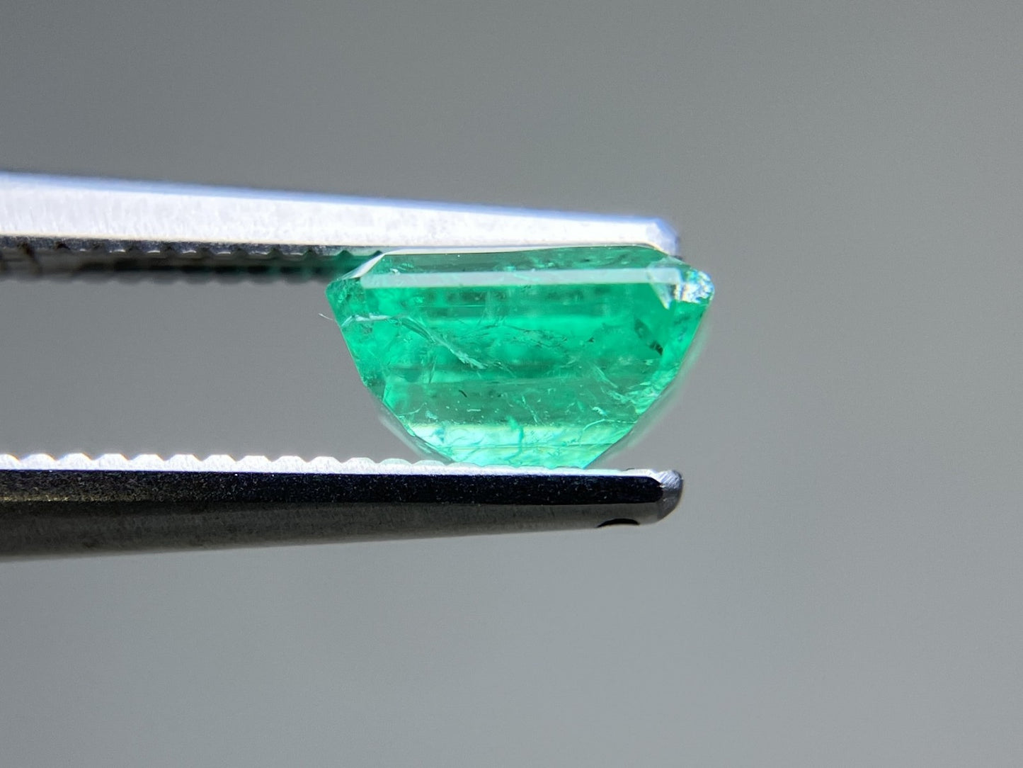 エメラルド 天然 1.118ct 中央宝石ソーティング付き 6.54㎜×5.86㎜×3.81㎜ ルース（ 裸石 ） 7110YY