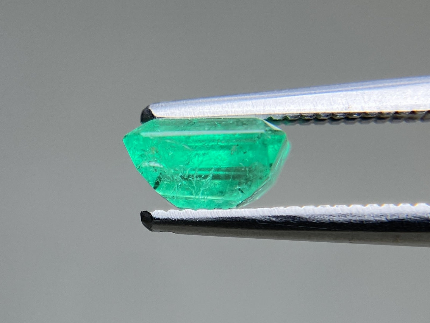 エメラルド 天然 1.118ct 中央宝石ソーティング付き 6.54㎜×5.86㎜×3.81㎜ ルース（ 裸石 ） 7110YY