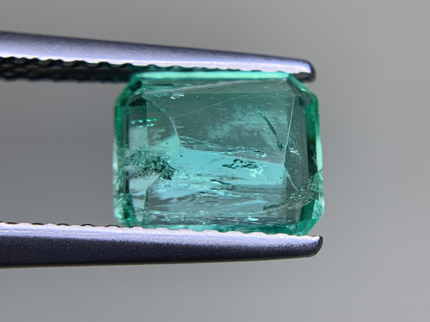 エメラルド  1.246ct  中央宝石ソーティング付き  7.46㎜×6.32㎜×3.41㎜  ルース（ 裸石 ） 3551Y