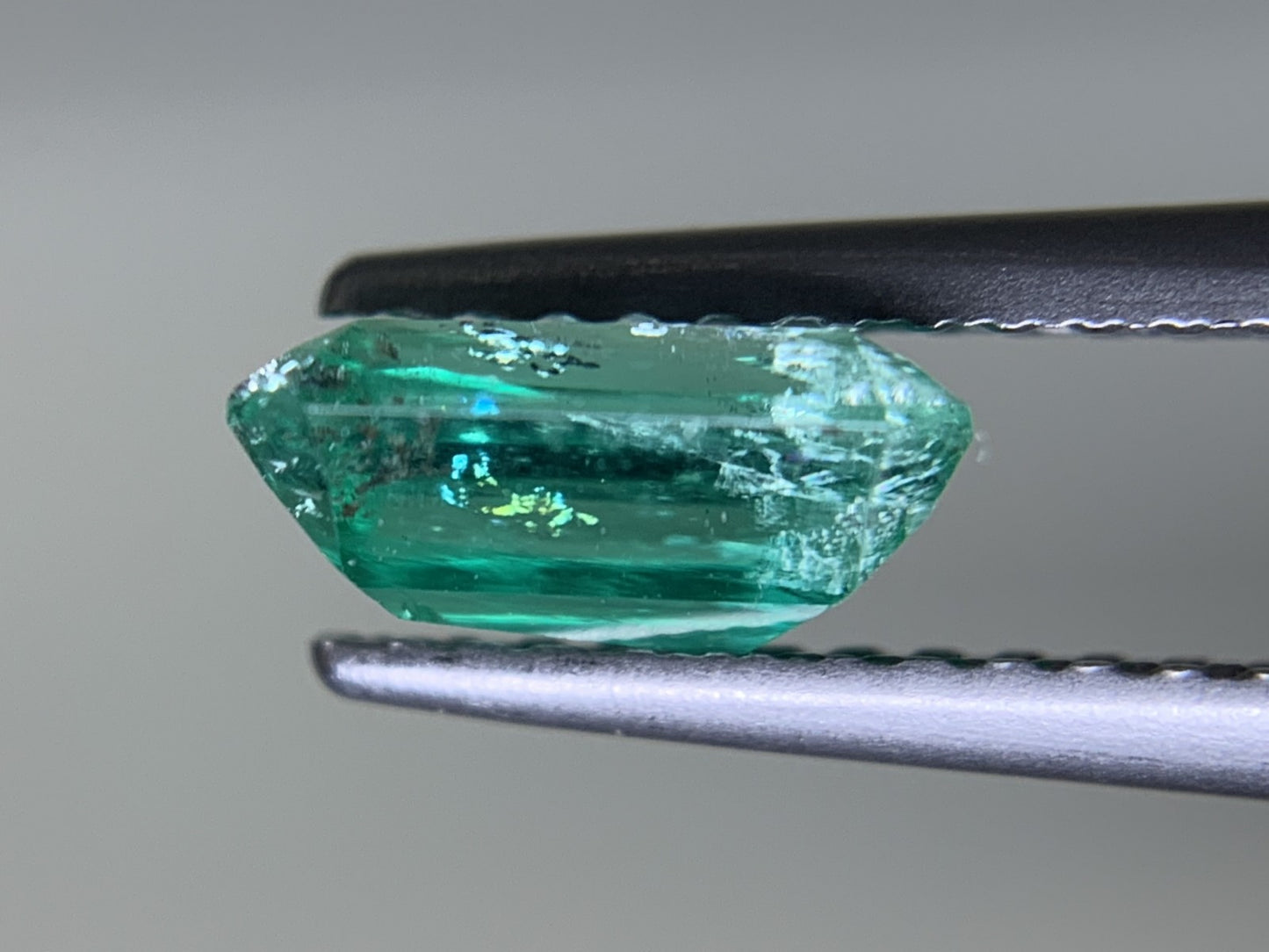 エメラルド  1.246ct  中央宝石ソーティング付き  7.46㎜×6.32㎜×3.41㎜  ルース（ 裸石 ） 3551Y