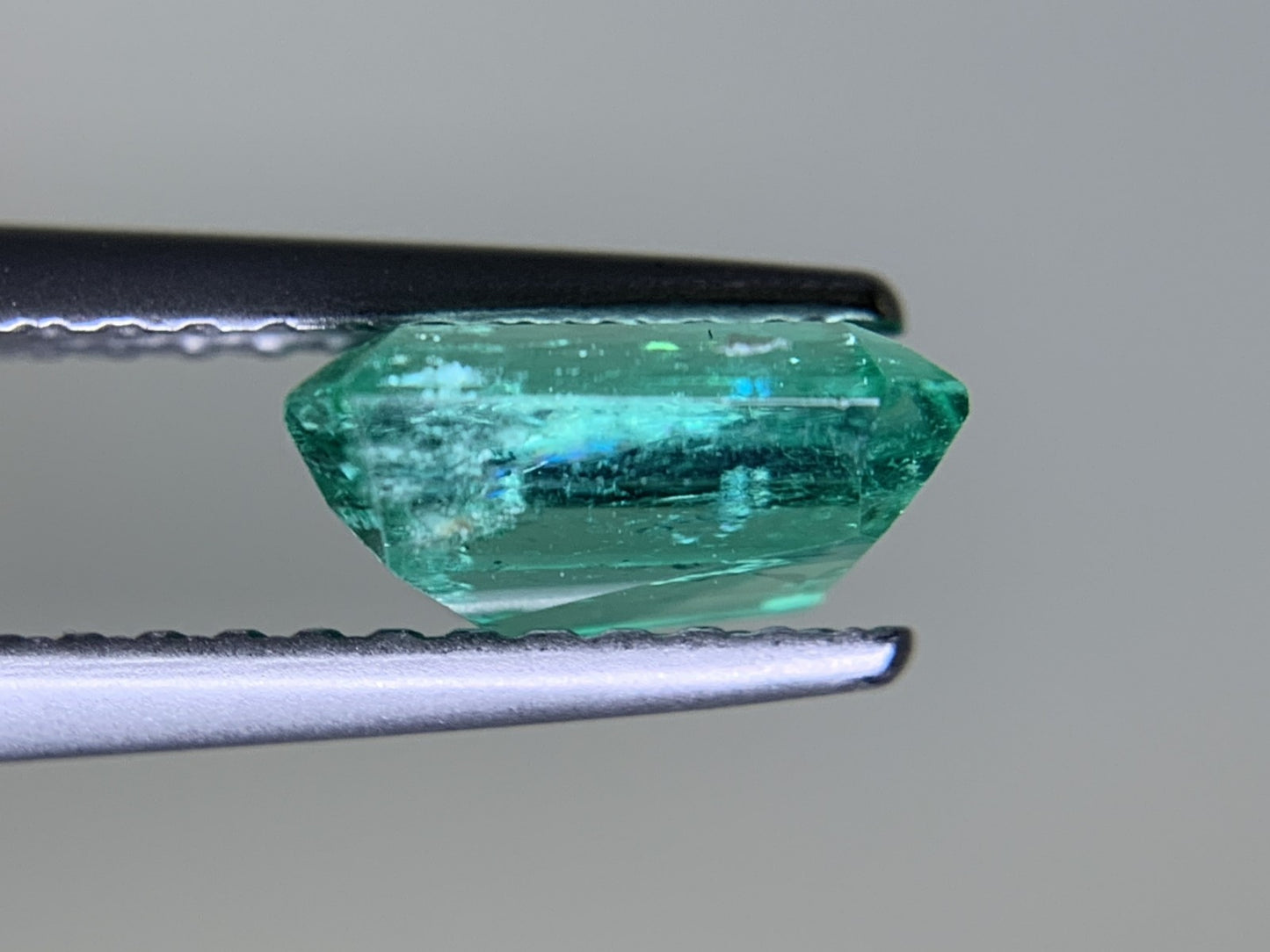 エメラルド  1.246ct  中央宝石ソーティング付き  7.46㎜×6.32㎜×3.41㎜  ルース（ 裸石 ） 3551Y