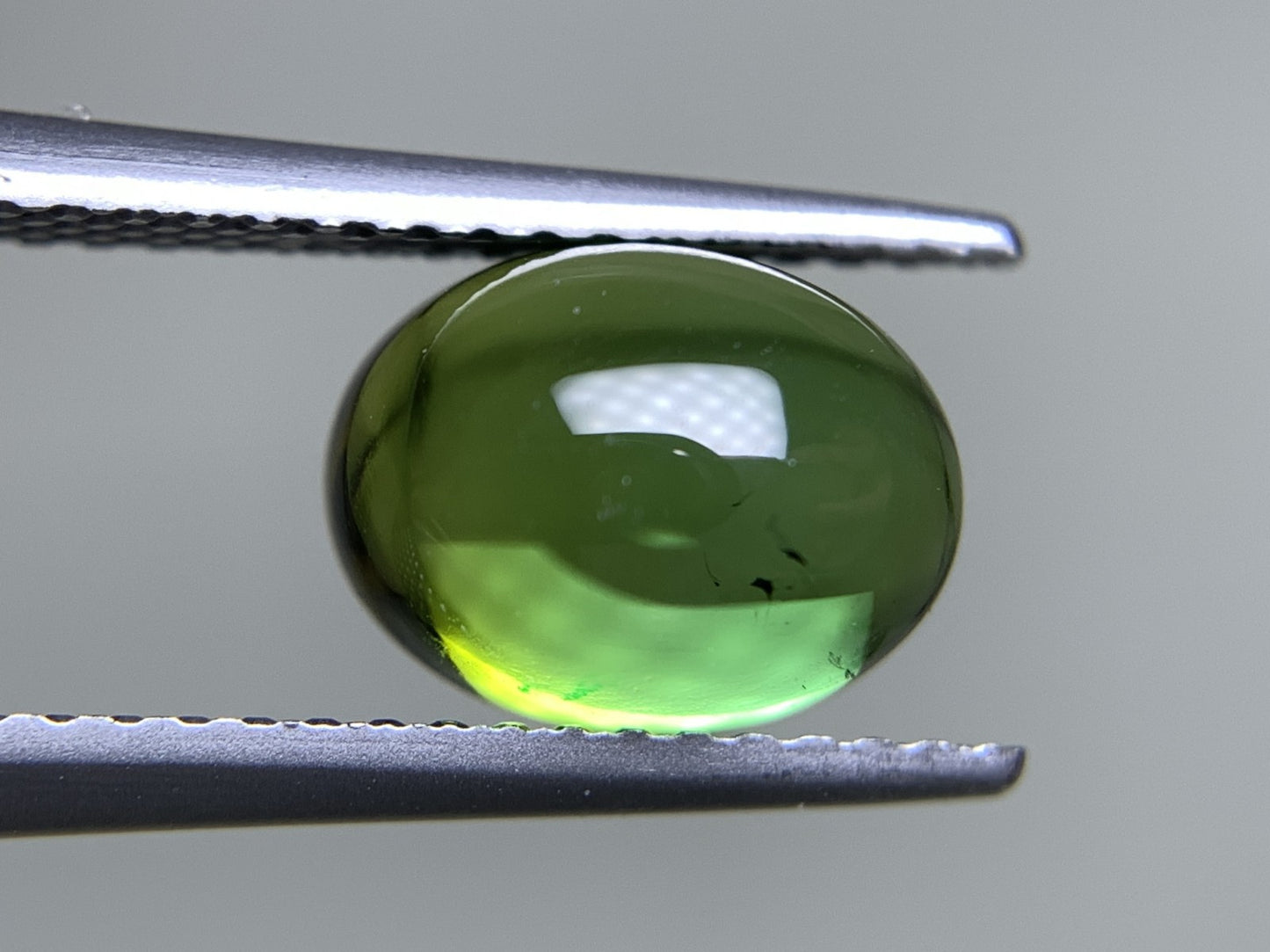 グリーントルマリン 2.567ct  宝石ソーティング付き  8.9㎜×6.8㎜×4.6㎜  天然 ルース（ 裸石 ） 4976Y