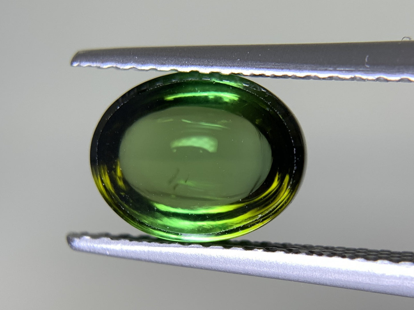 グリーントルマリン 2.567ct  宝石ソーティング付き  8.9㎜×6.8㎜×4.6㎜  天然 ルース（ 裸石 ） 4976Y