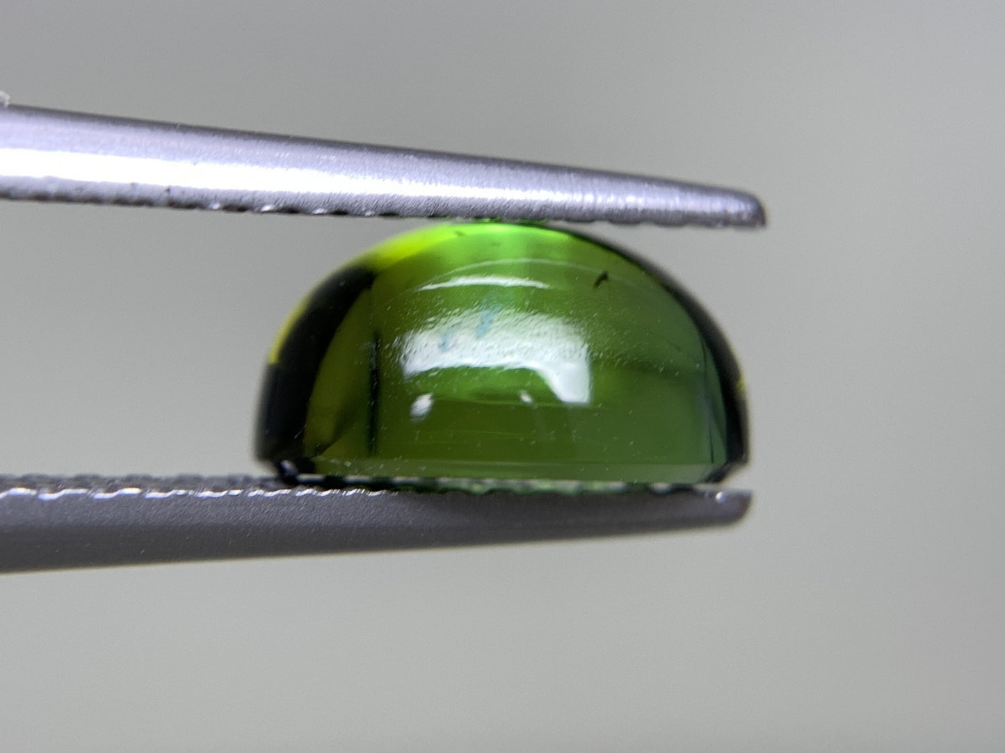 グリーントルマリン 2.567ct  宝石ソーティング付き  8.9㎜×6.8㎜×4.6㎜  天然 ルース（ 裸石 ） 4976Y