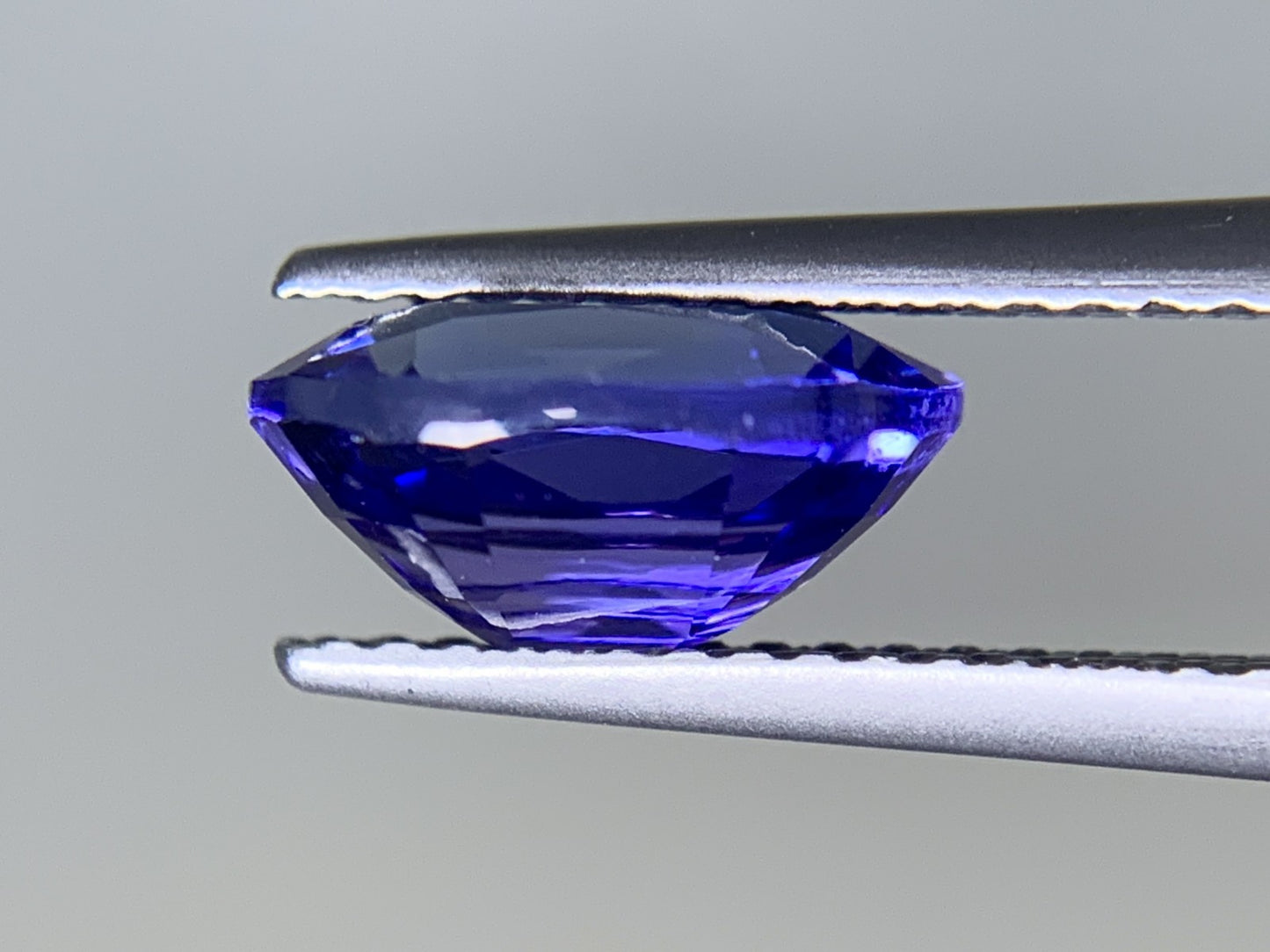 タンザナイト 2.453ct  宝石ソーティング付き  9.4㎜×7.3㎜×4.6㎜  ルース（ 裸石 ） 1900Y
