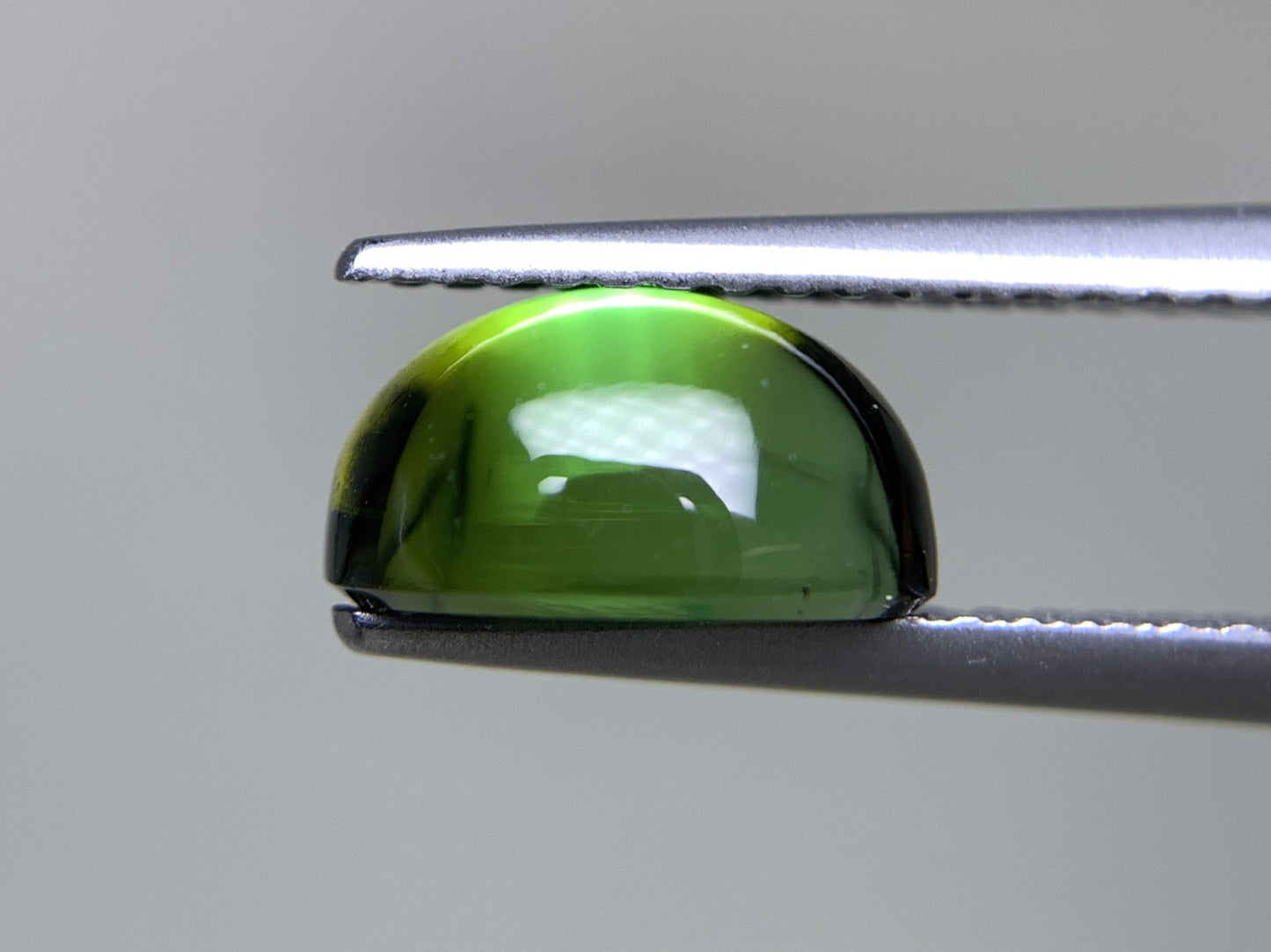 グリーントルマリン 2.567ct  宝石ソーティング付き  8.9㎜×6.8㎜×4.6㎜  天然 ルース（ 裸石 ） 4976Y