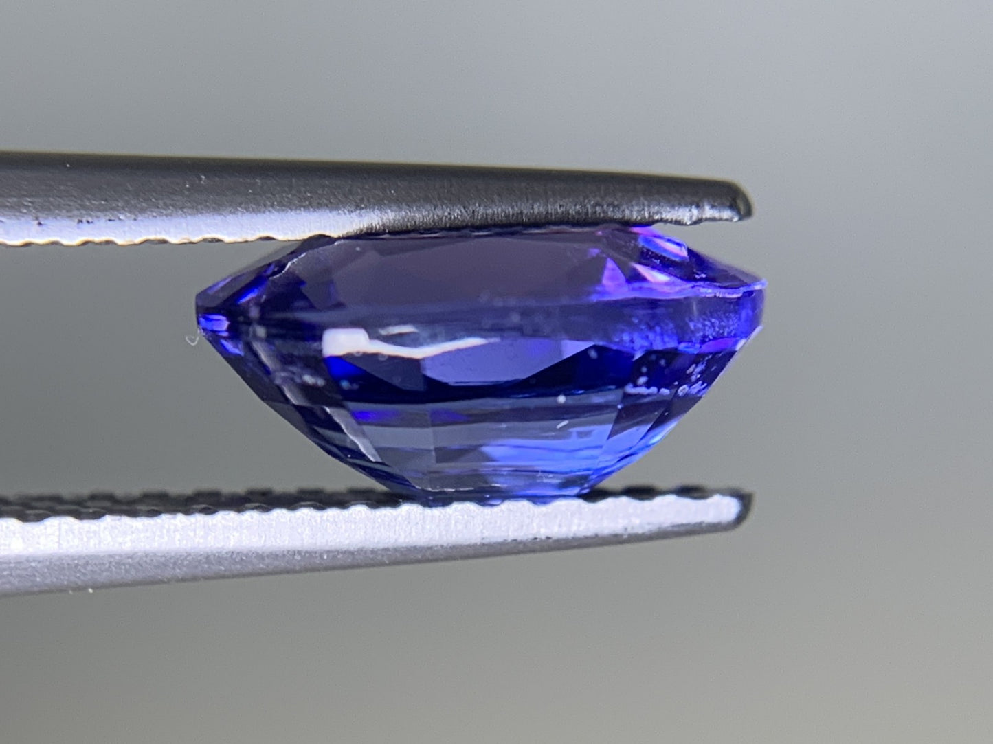 タンザナイト 2.453ct  宝石ソーティング付き  9.4㎜×7.3㎜×4.6㎜  ルース（ 裸石 ） 1900Y