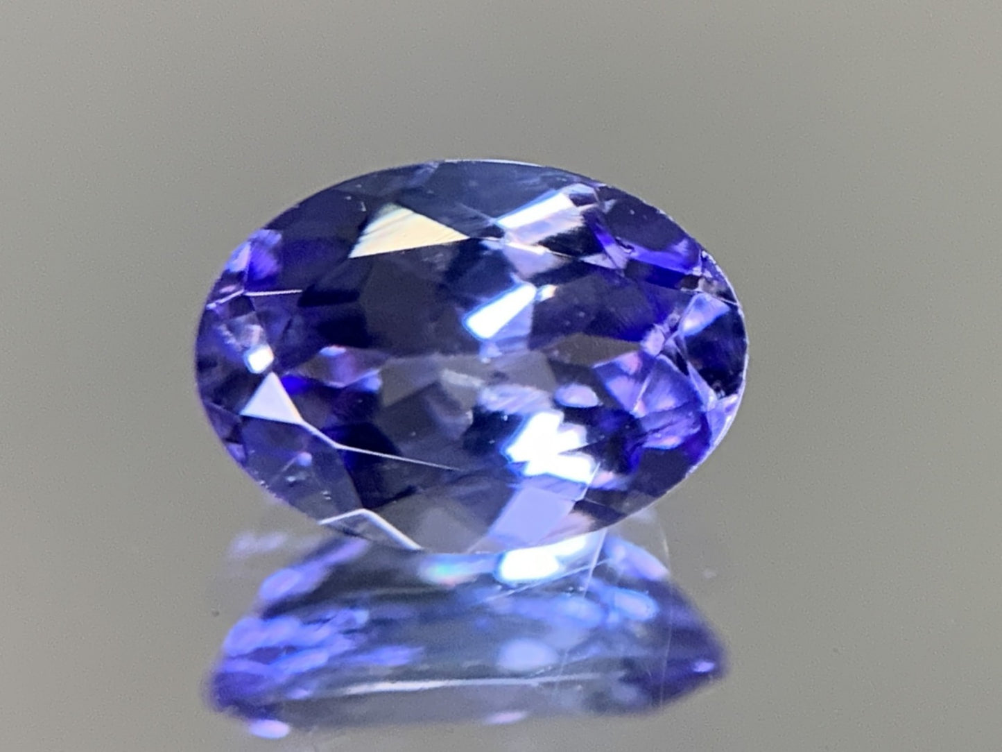 タンザナイト 0.885ct  宝石ソーティング付き  7.2㎜×5.2㎜×3.4㎜  ルース（ 裸石 ） 1902Y
