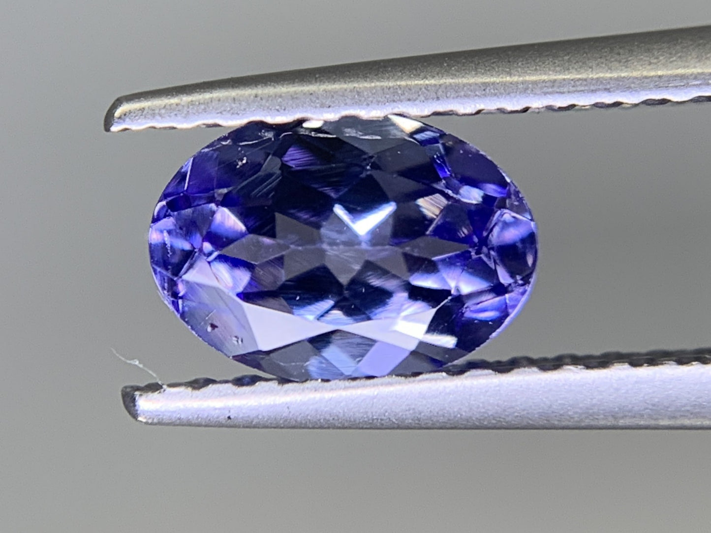 タンザナイト 0.885ct  宝石ソーティング付き  7.2㎜×5.2㎜×3.4㎜  ルース（ 裸石 ） 1902Y