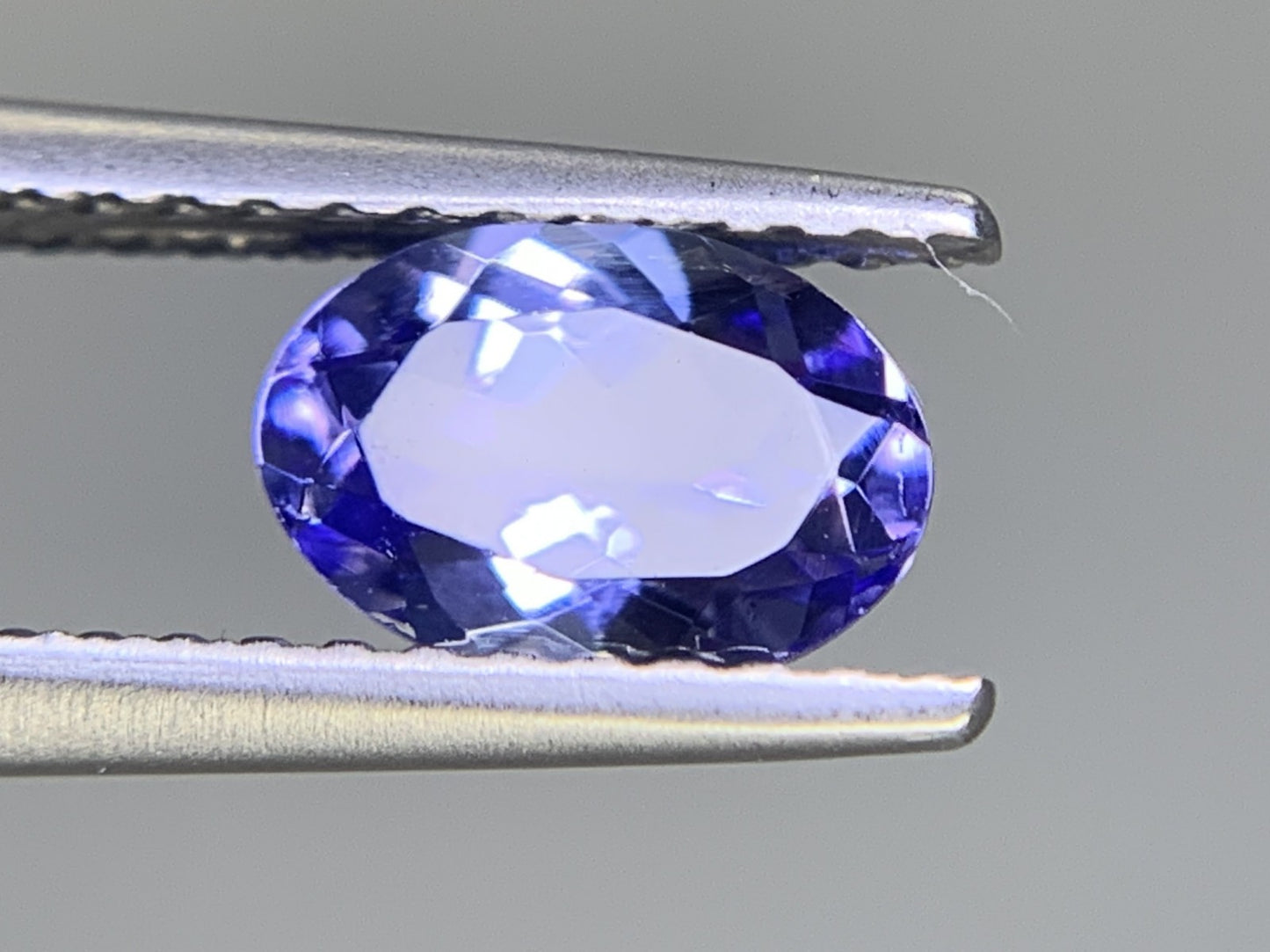 タンザナイト 0.885ct  宝石ソーティング付き  7.2㎜×5.2㎜×3.4㎜  ルース（ 裸石 ） 1902Y