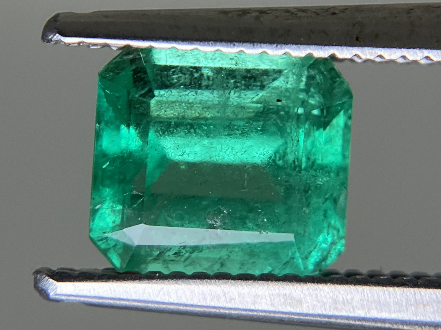 エメラルド 1.247ct 中央宝石ソーティング付き  6.94㎜×6.27㎜×4.26㎜  ルース（ 裸石 ） 4108YY