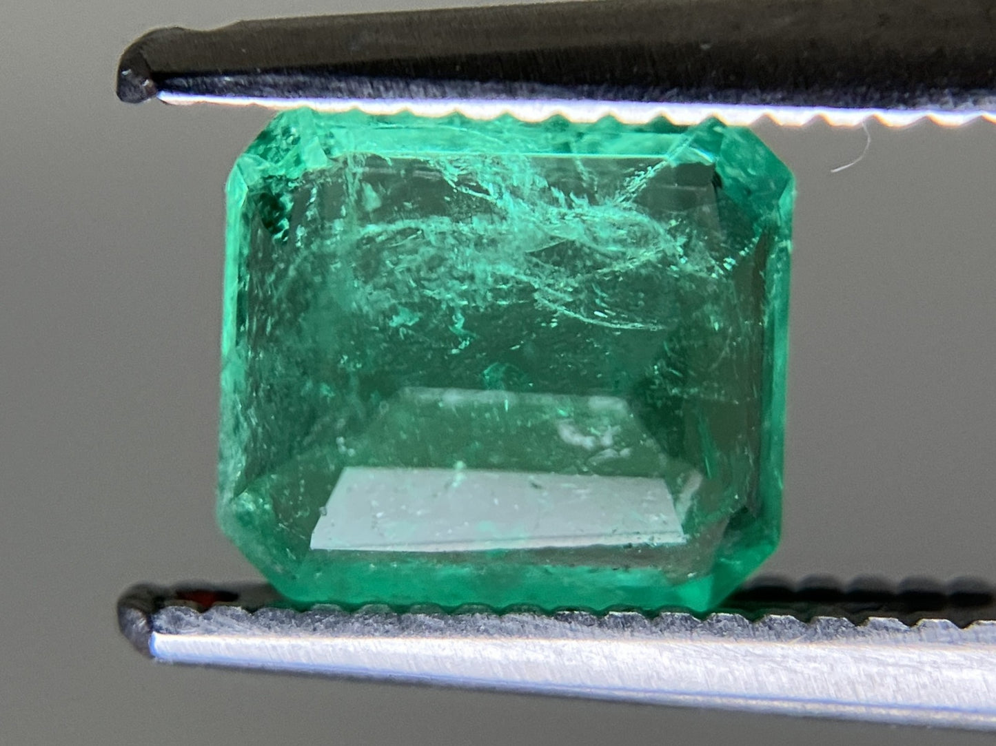 エメラルド 1.247ct 中央宝石ソーティング付き  6.94㎜×6.27㎜×4.26㎜  ルース（ 裸石 ） 4108YY