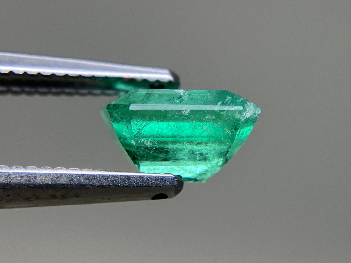 エメラルド 1.247ct 中央宝石ソーティング付き  6.94㎜×6.27㎜×4.26㎜  ルース（ 裸石 ） 4108YY