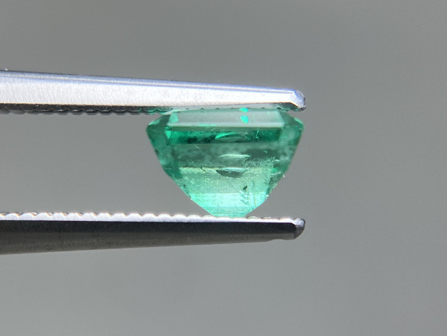 エメラルド 天然 0.965ct 宝石ソーティング付き 6.0㎜×5.1㎜×4.2㎜ ルース（ 裸石 ） 7158YY