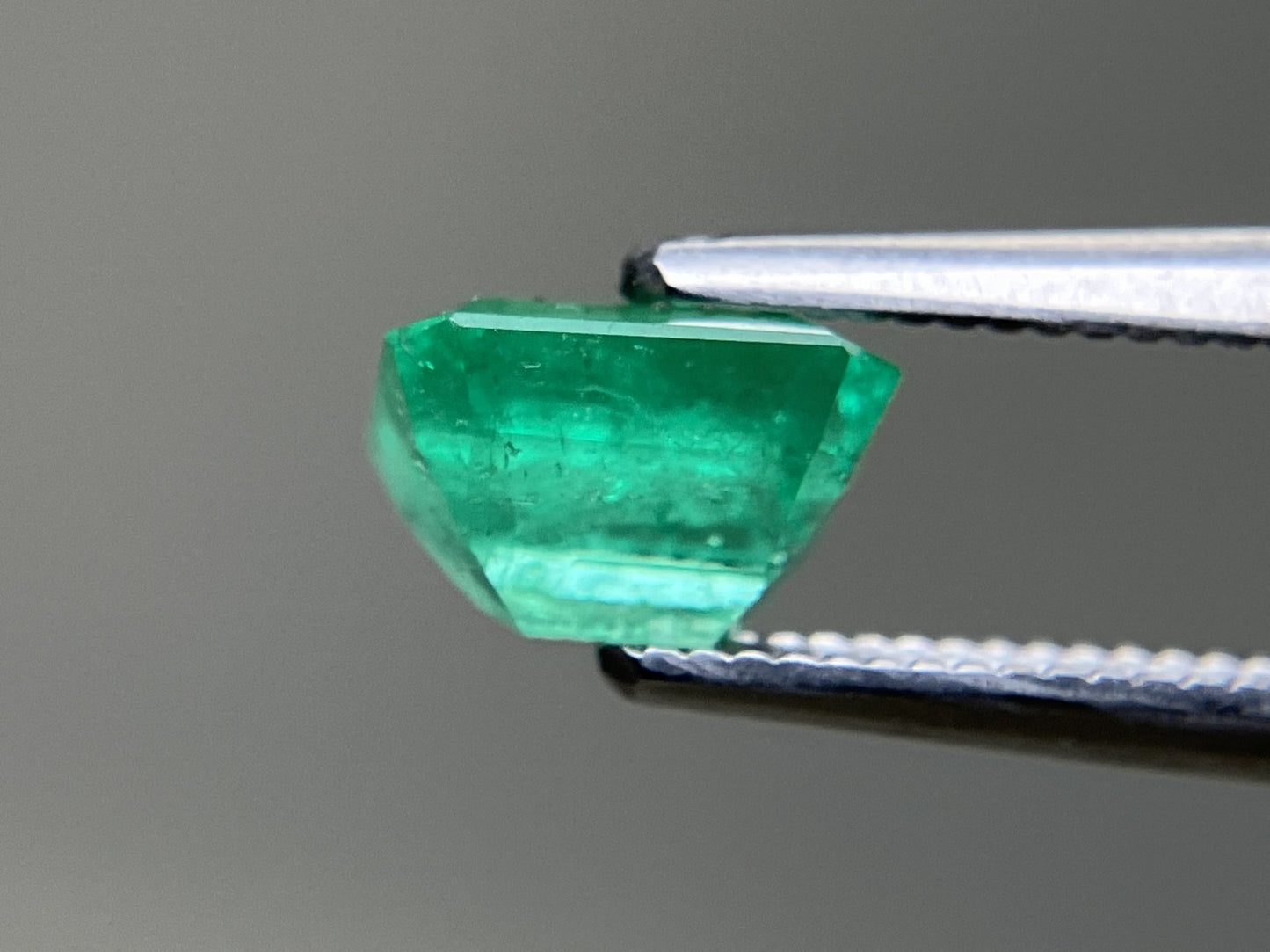 エメラルド 1.247ct 中央宝石ソーティング付き  6.94㎜×6.27㎜×4.26㎜  ルース（ 裸石 ） 4108YY
