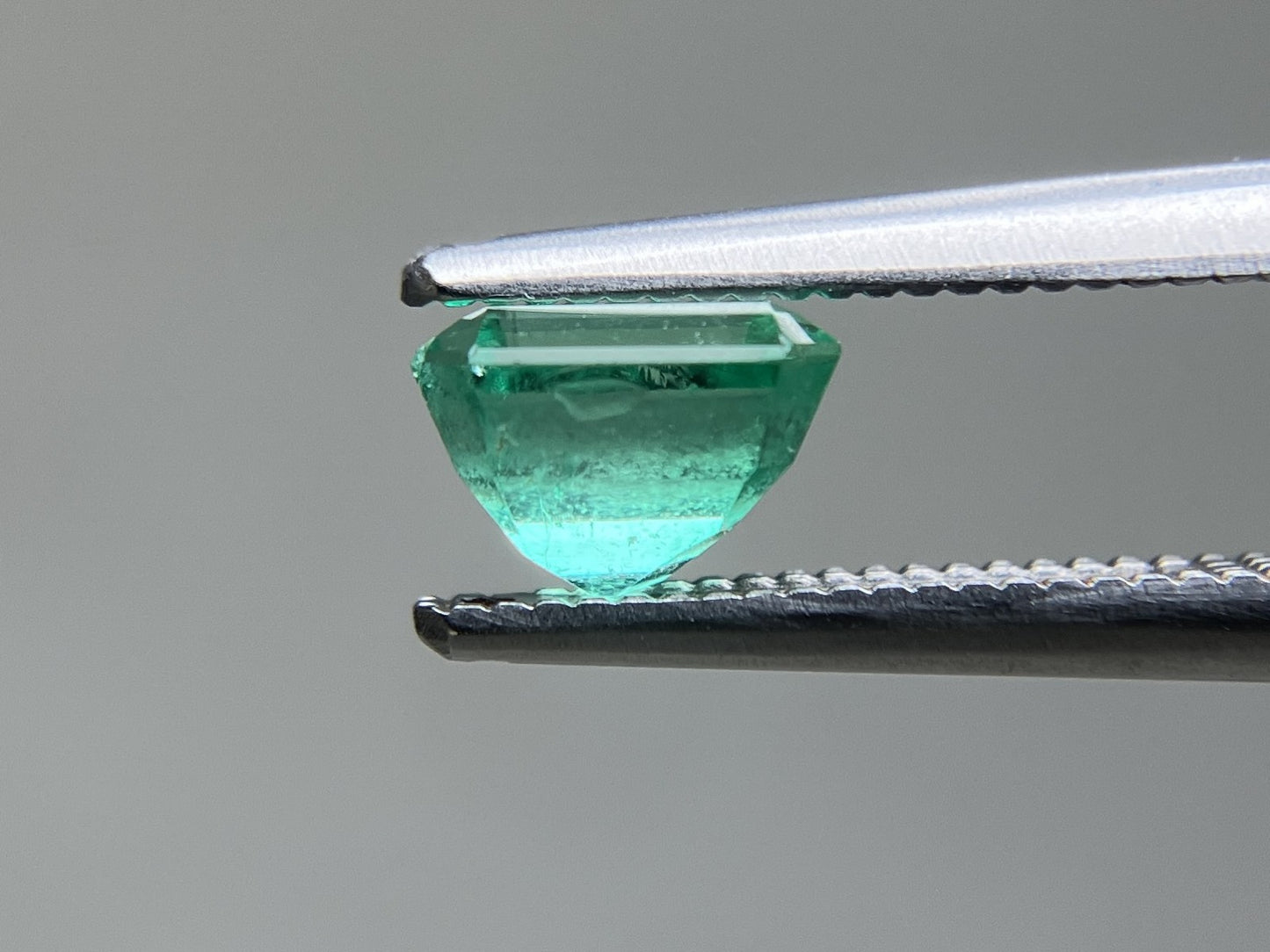 エメラルド 天然 0.965ct 宝石ソーティング付き 6.0㎜×5.1㎜×4.2㎜ ルース（ 裸石 ） 7158YY