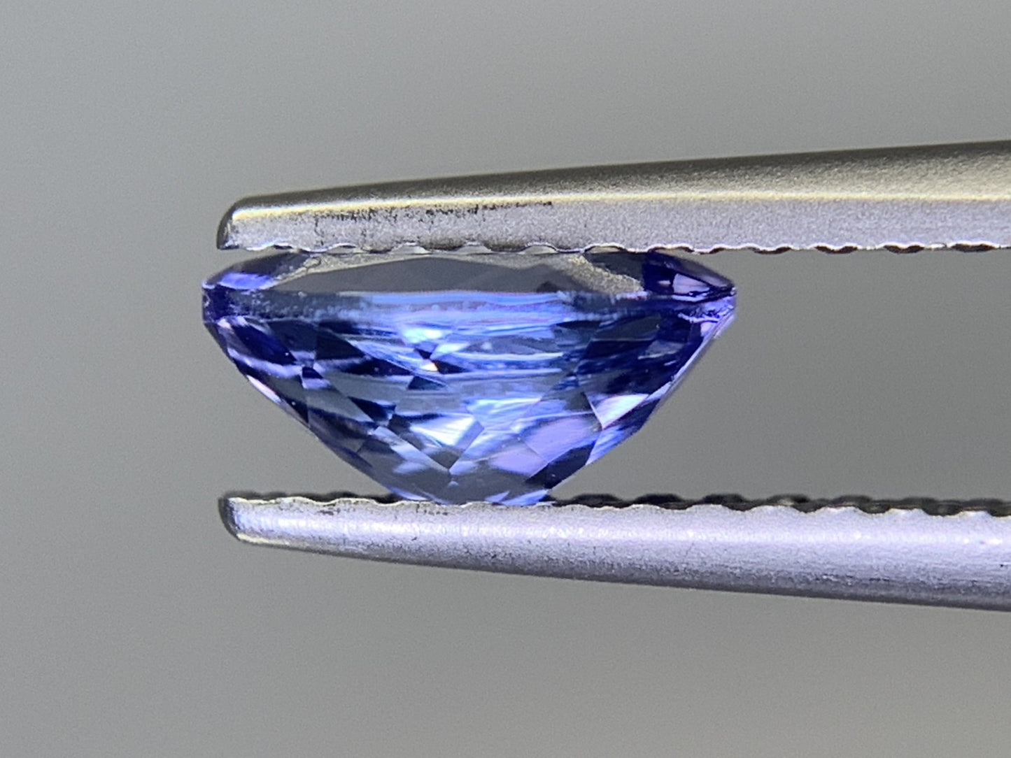 タンザナイト 0.885ct  宝石ソーティング付き  7.2㎜×5.2㎜×3.4㎜  ルース（ 裸石 ） 1902Y