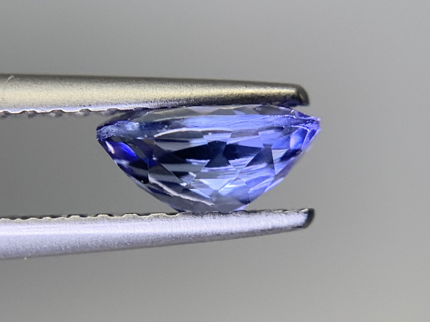 タンザナイト 0.885ct  宝石ソーティング付き  7.2㎜×5.2㎜×3.4㎜  ルース（ 裸石 ） 1902Y