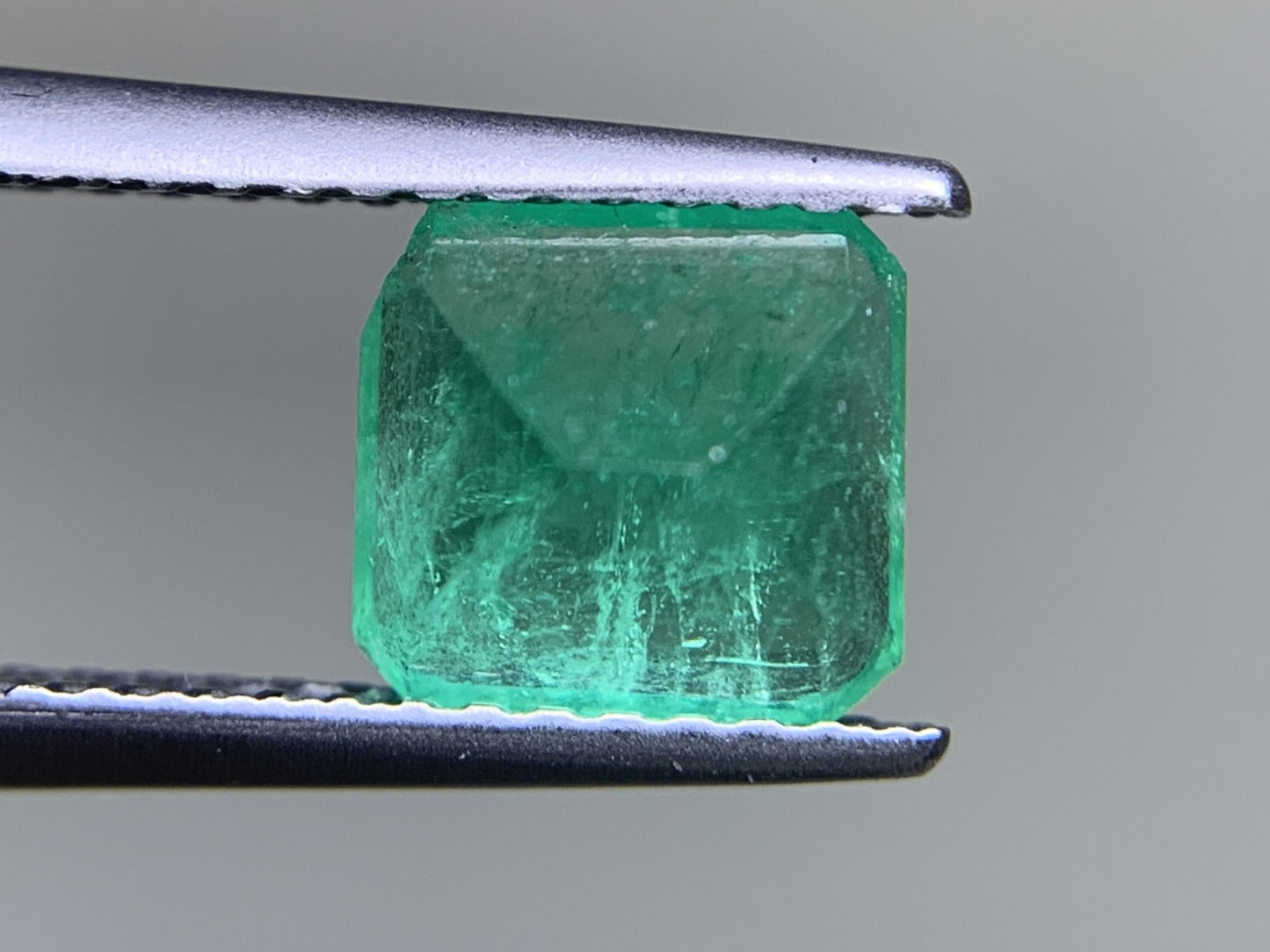 エメラルド  1.399ct  中央宝石ソーティング付き  6.87㎜×6.59㎜×4.73㎜  ルース（ 裸石 ） 3557Y